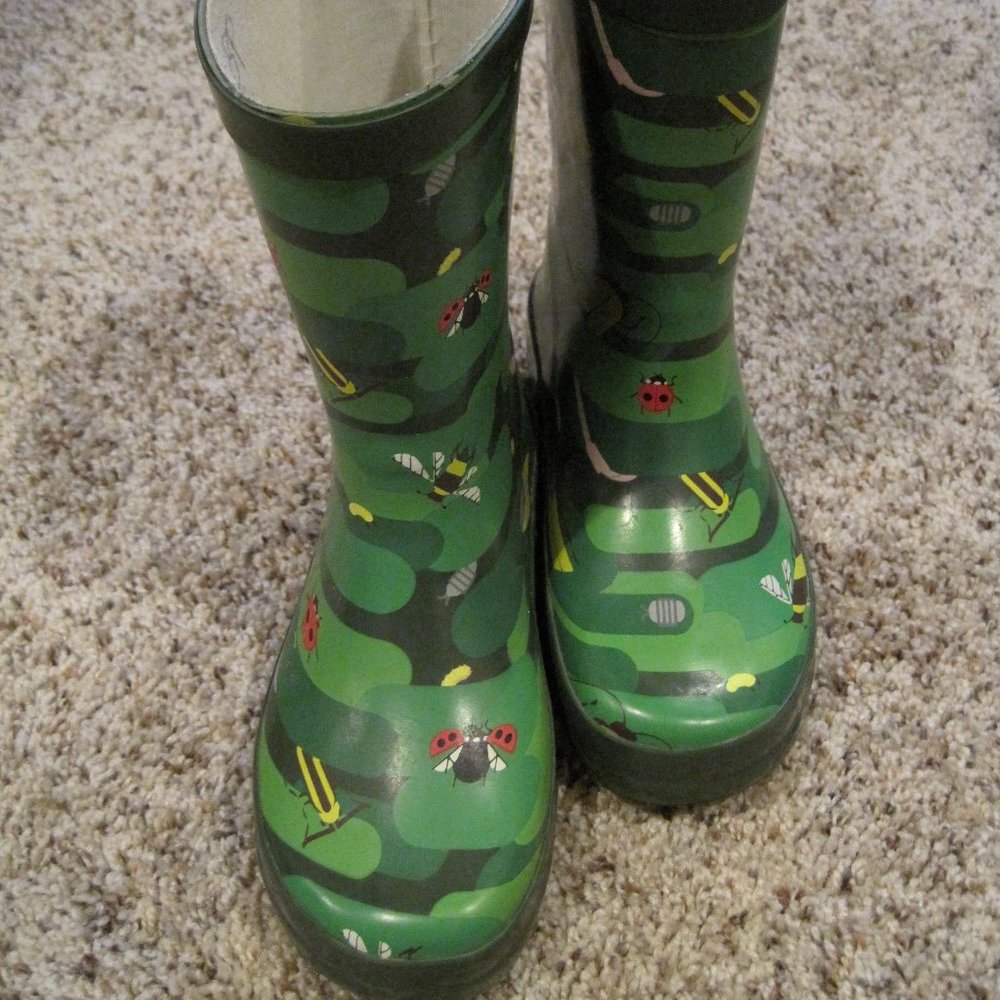 😳 Kid Made Modern Bug camo garden rain boots sz M - Picture 3 of 10